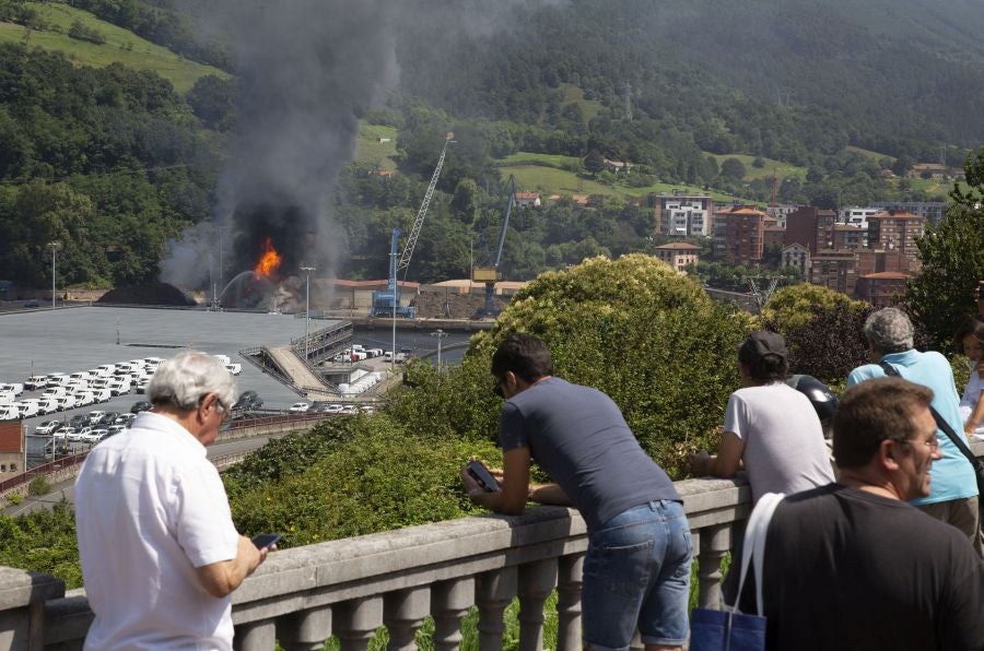 El fuego originado en un cúmulo de chatarra prensada ha provocado una columna de humo tóxica que se veía desde varios kilómetros a la redonda.
