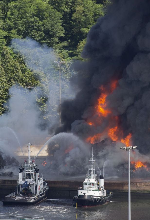 El fuego originado en un cúmulo de chatarra prensada ha provocado una columna de humo tóxica que se veía desde varios kilómetros a la redonda.
