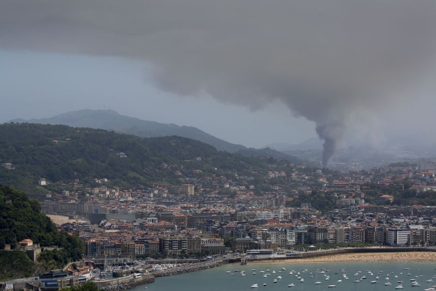El fuego originado en un cúmulo de chatarra prensada ha provocado una columna de humo tóxica que se veía desde varios kilómetros a la redonda.