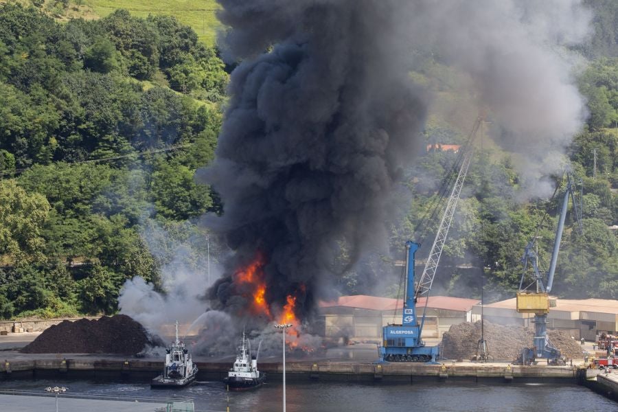 El fuego originado en un cúmulo de chatarra prensada ha provocado una columna de humo tóxica que se veía desde varios kilómetros a la redonda.