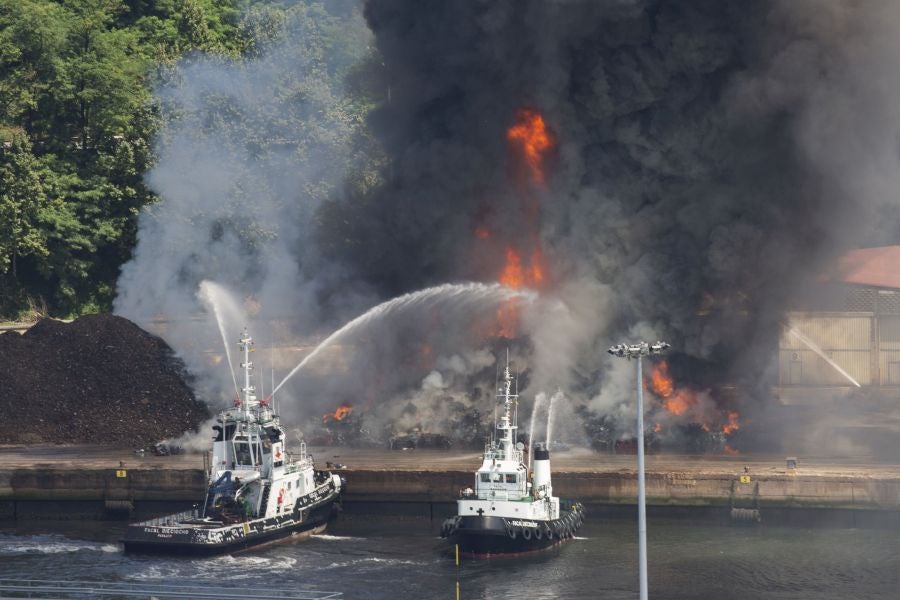 El fuego originado en un cúmulo de chatarra prensada ha provocado una columna de humo tóxica que se veía desde varios kilómetros a la redonda.