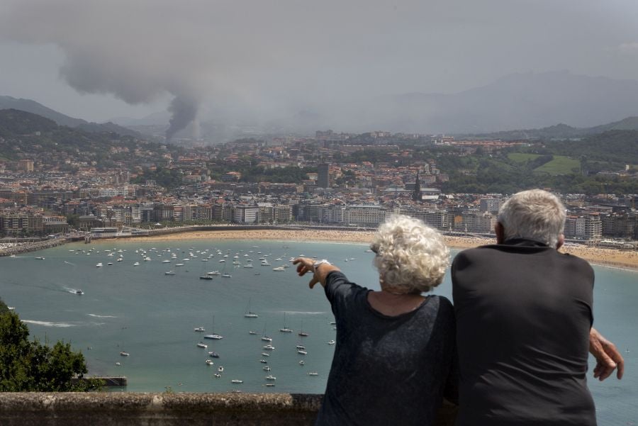 El fuego originado en un cúmulo de chatarra prensada ha provocado una columna de humo tóxica que se veía desde varios kilómetros a la redonda.