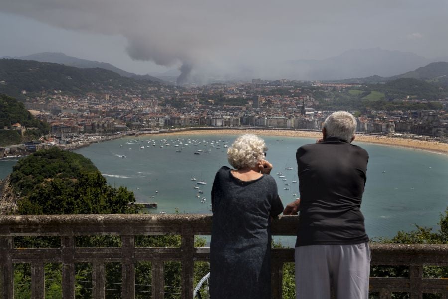 El fuego originado en un cúmulo de chatarra prensada ha provocado una columna de humo tóxica que se veía desde varios kilómetros a la redonda.