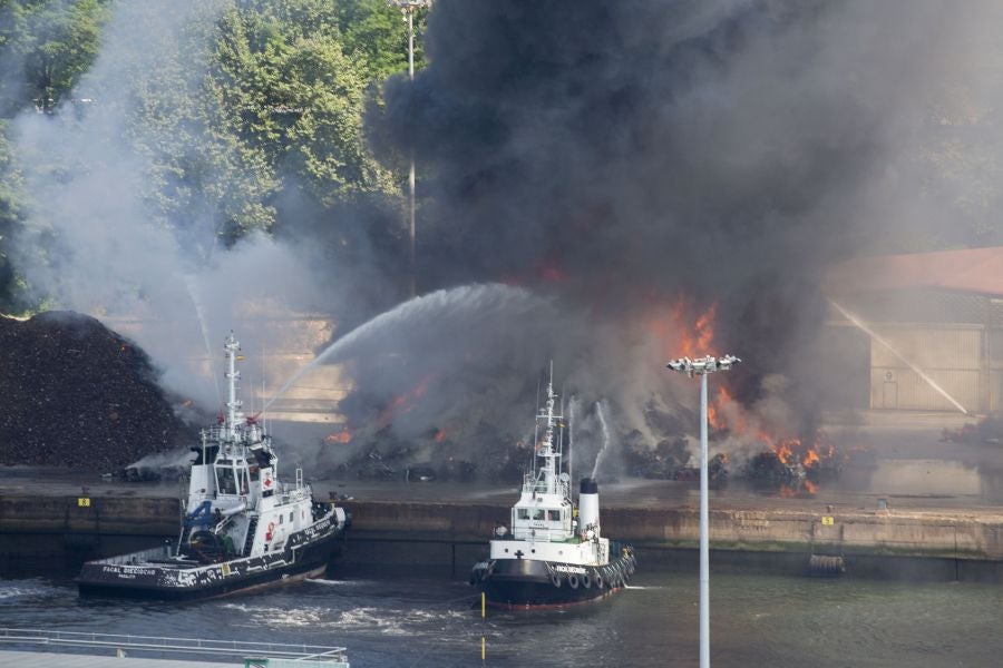 El fuego originado en un cúmulo de chatarra prensada ha provocado una columna de humo tóxica que se veía desde varios kilómetros a la redonda.
