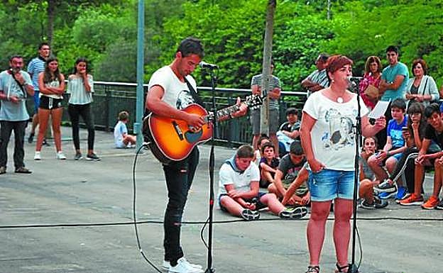 Amaia Agirre cantó unos bertsos junto a la música de Iñaki Lizaso.