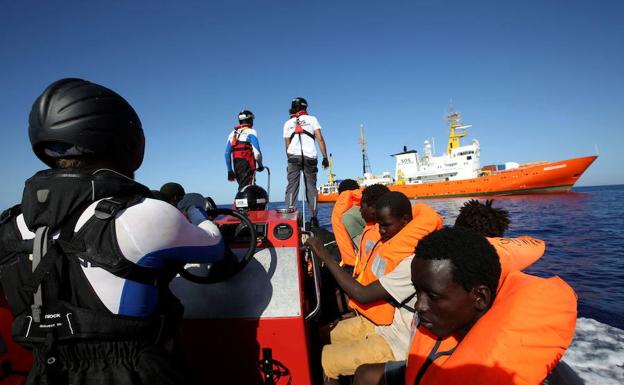 Rescate de inmigrantes en el mediterráneo por la tripulación del buque Aquarius. 