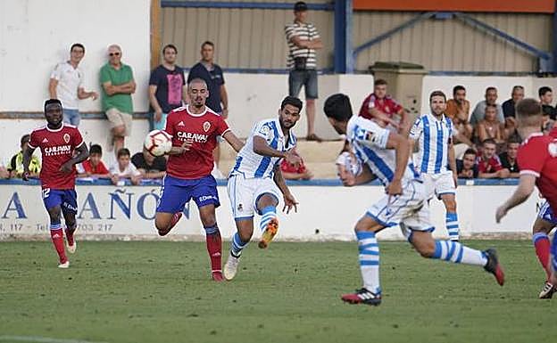 Juanmi corre al espacio para tratar de alcanzar un envío de Willian José 
