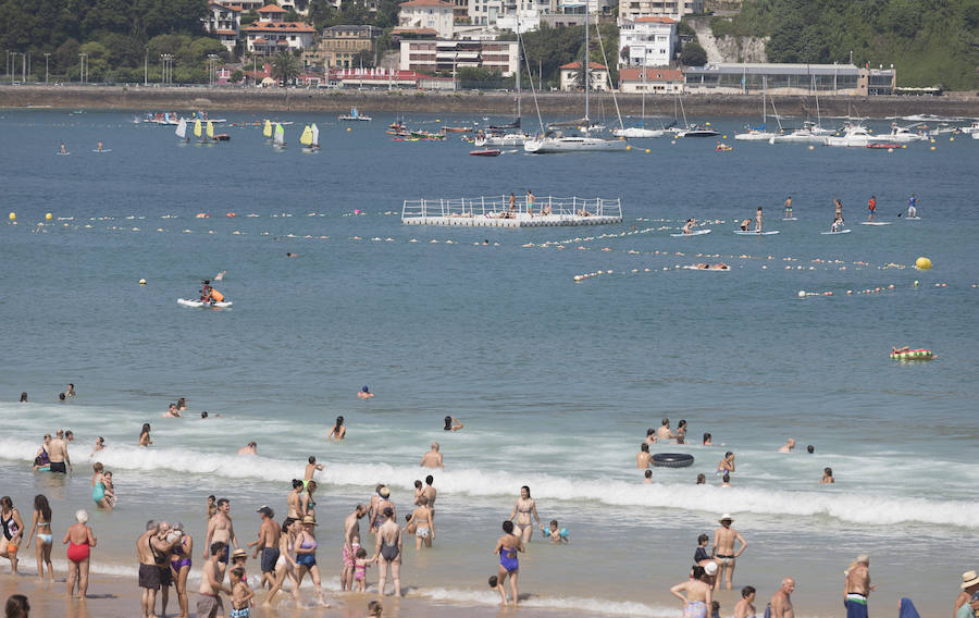 Miles de personas aprovechan la soleada y calurosa jornada del jueves para aprovechar de las playas guipuzcoanas. A la mañana la bandera roja en la zona de Sagüés de la playa de la Zurriola en San Sebastián, mientras que hay bandera amarilla en la zona del Kursaal y también en los arenales guipuzcoanos de Orio, Zarauz, Gaztetape, Itzurun, Santiago y Deba.