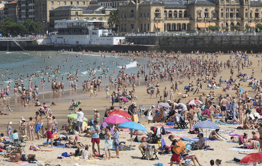 Miles de personas aprovechan la soleada y calurosa jornada del jueves para aprovechar de las playas guipuzcoanas. A la mañana la bandera roja en la zona de Sagüés de la playa de la Zurriola en San Sebastián, mientras que hay bandera amarilla en la zona del Kursaal y también en los arenales guipuzcoanos de Orio, Zarauz, Gaztetape, Itzurun, Santiago y Deba.