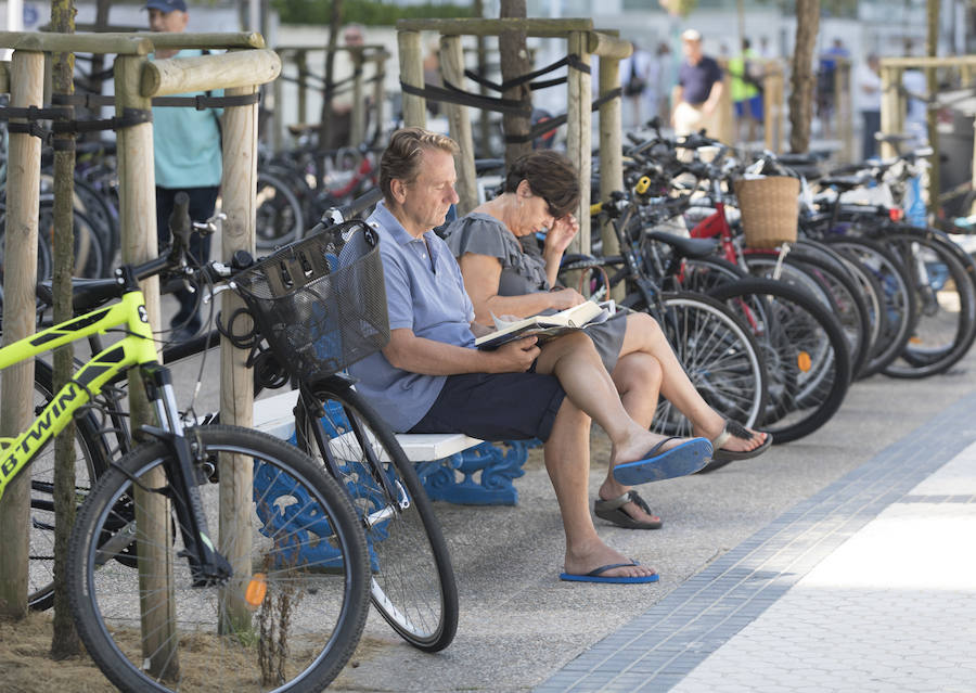 Miles de personas aprovechan la soleada y calurosa jornada del jueves para aprovechar de las playas guipuzcoanas. A la mañana la bandera roja en la zona de Sagüés de la playa de la Zurriola en San Sebastián, mientras que hay bandera amarilla en la zona del Kursaal y también en los arenales guipuzcoanos de Orio, Zarauz, Gaztetape, Itzurun, Santiago y Deba.