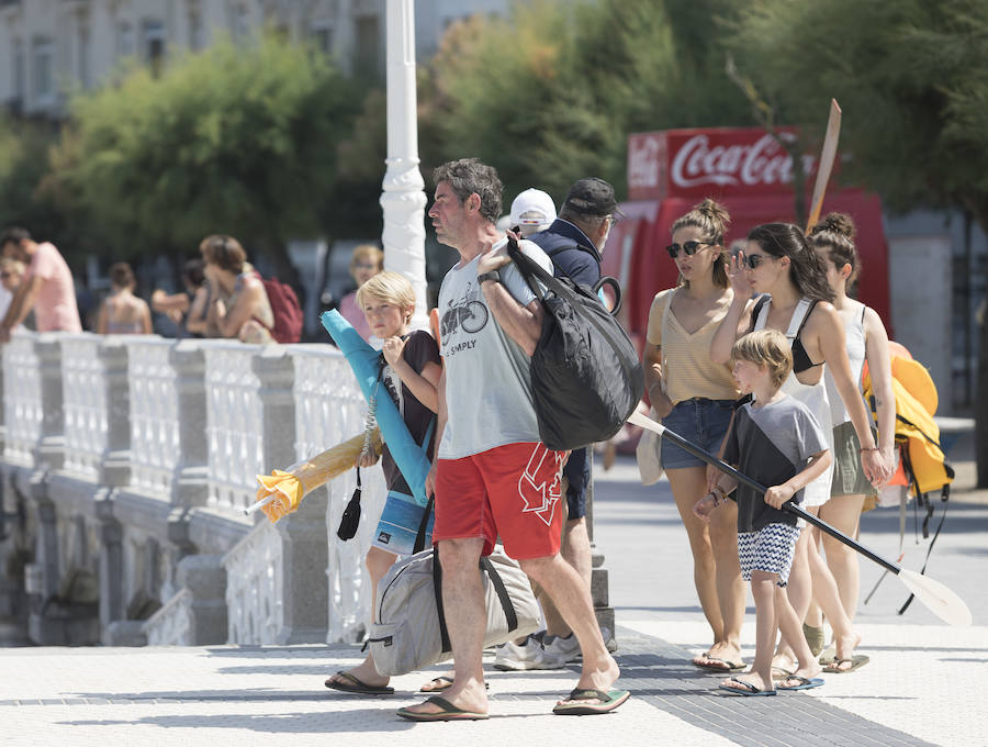 Miles de personas aprovechan la soleada y calurosa jornada del jueves para aprovechar de las playas guipuzcoanas. A la mañana la bandera roja en la zona de Sagüés de la playa de la Zurriola en San Sebastián, mientras que hay bandera amarilla en la zona del Kursaal y también en los arenales guipuzcoanos de Orio, Zarauz, Gaztetape, Itzurun, Santiago y Deba.