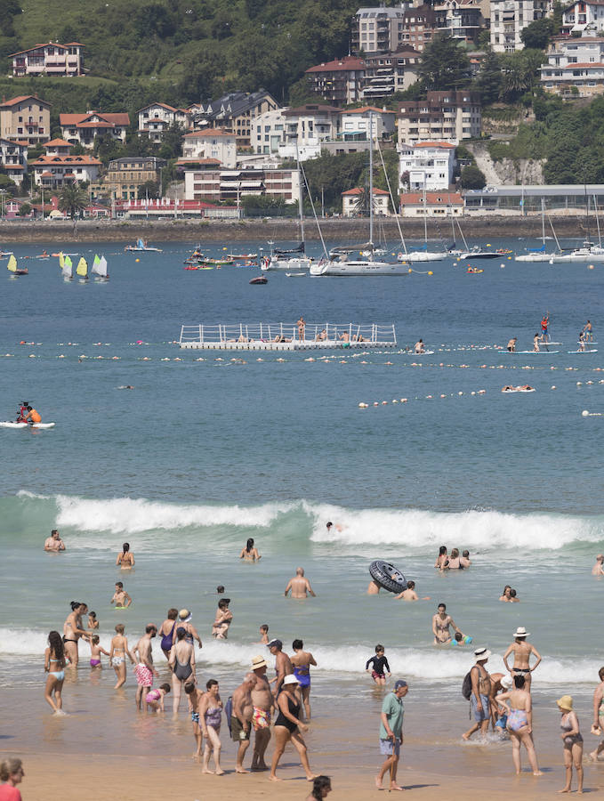 Miles de personas aprovechan la soleada y calurosa jornada del jueves para aprovechar de las playas guipuzcoanas. A la mañana la bandera roja en la zona de Sagüés de la playa de la Zurriola en San Sebastián, mientras que hay bandera amarilla en la zona del Kursaal y también en los arenales guipuzcoanos de Orio, Zarauz, Gaztetape, Itzurun, Santiago y Deba.