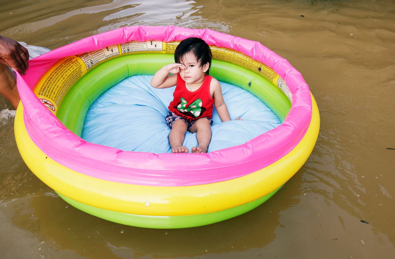 El municipio de Nam Phuong Tien, distrito de Chuong My en Hanói inundado el 30 de julio de 2018. Las fuertes lluvias de la semana pasada provocaron inundaciones en más de 600 casas del distrito, y alrededor de 830 hogares permanecen incomunicados, informaron hoy medios locales.