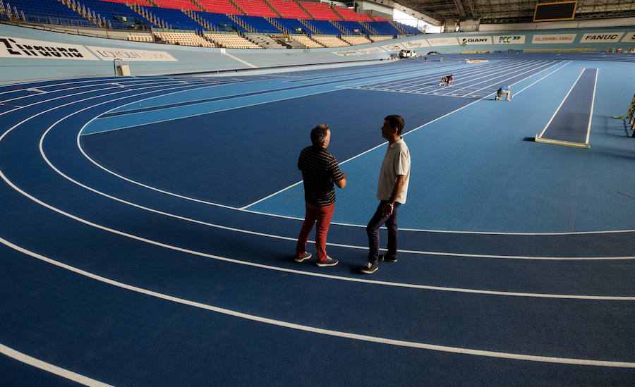 La instalación donostiarra ya luce sus dos tonos de azul, lista para acoger la nueva temporada de atletismo bajo techo