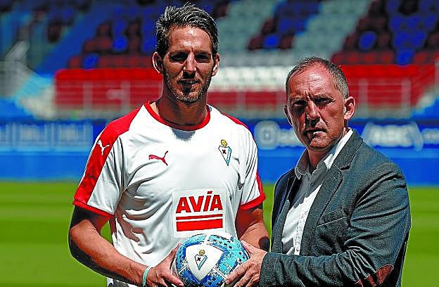 El nuevo jugador del Eibar, Bigas, y el director deportivo, Garagarza, posan ayer en Ipurua. 