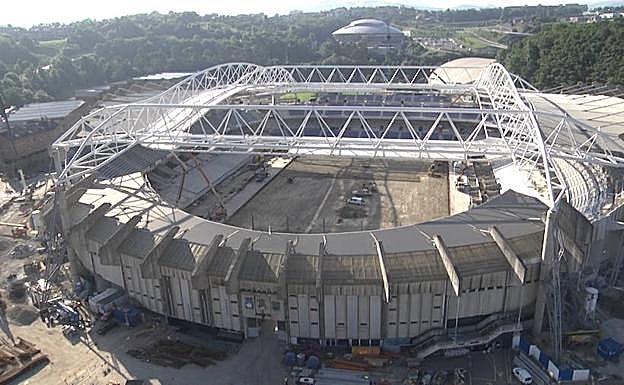 Imagen principal - Los operarios trabajan en el terreno de juego donde en las próximas semanas se colocará el césped