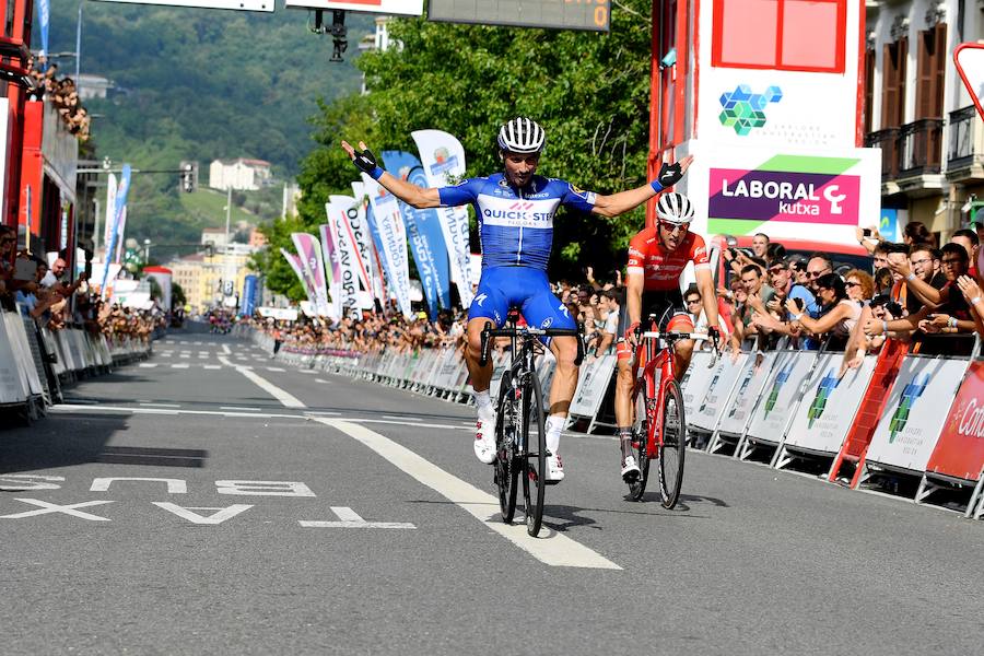 El pelotón ciclista ha animado las carreteras guipuzcoanas durante la Clásica de San Sebastián 2018
