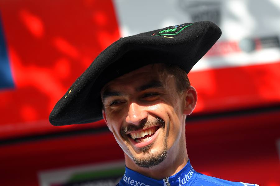 El pelotón ciclista ha animado las carreteras guipuzcoanas durante la Clásica de San Sebastián 2018