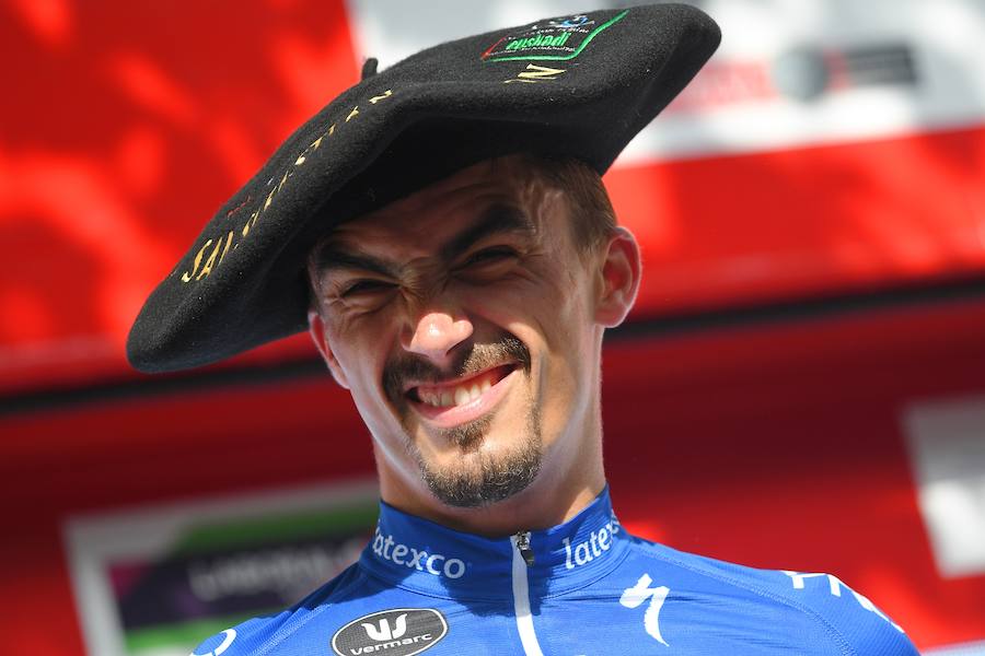 El pelotón ciclista ha animado las carreteras guipuzcoanas durante la Clásica de San Sebastián 2018