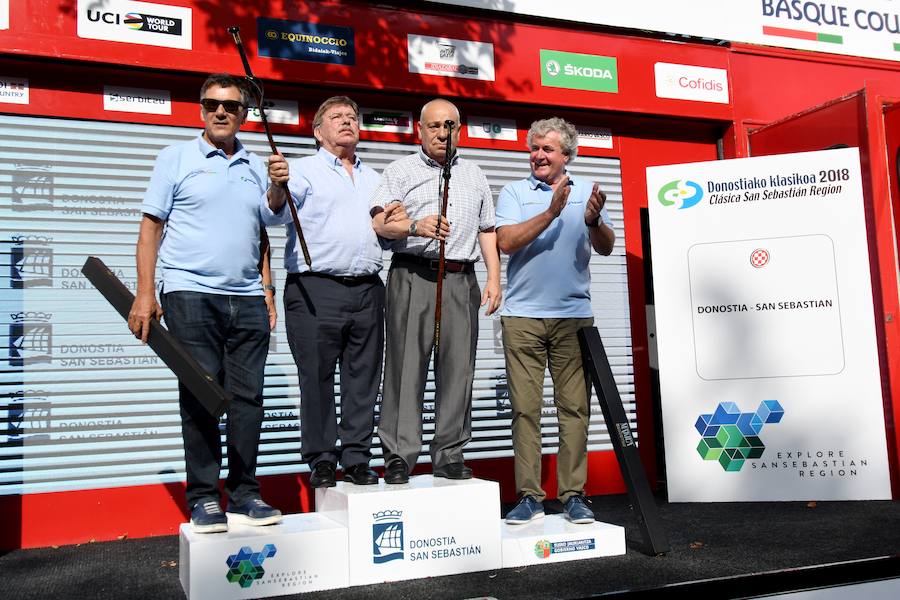 El pelotón ciclista ha animado las carreteras guipuzcoanas durante la Clásica de San Sebastián 2018