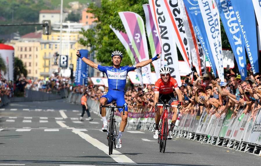 El pelotón ciclista ha animado las carreteras guipuzcoanas durante la Clásica de San Sebastián 2018