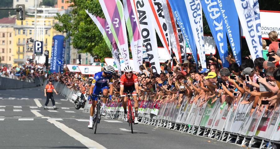 El pelotón ciclista ha animado las carreteras guipuzcoanas durante la Clásica de San Sebastián 2018