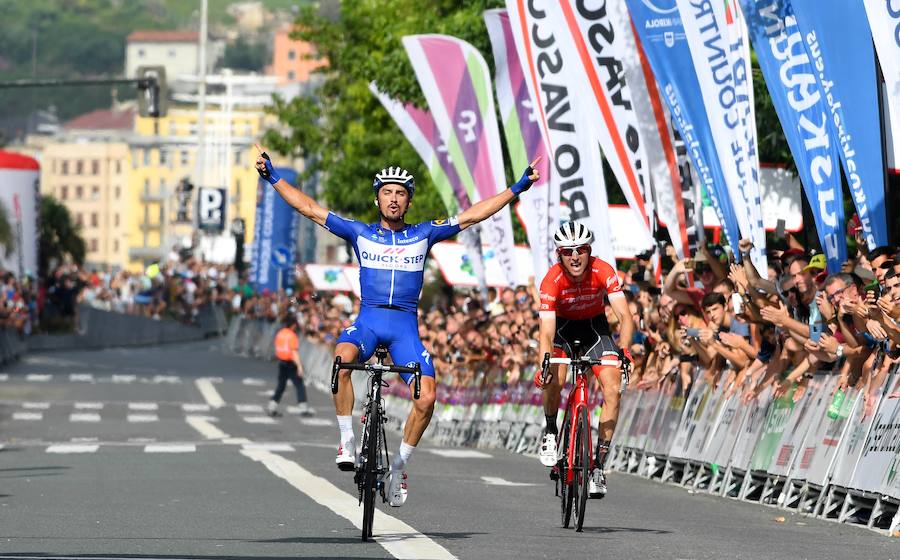 El pelotón ciclista ha animado las carreteras guipuzcoanas durante la Clásica de San Sebastián 2018