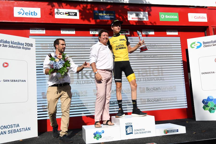 El pelotón ciclista ha animado las carreteras guipuzcoanas durante la Clásica de San Sebastián 2018