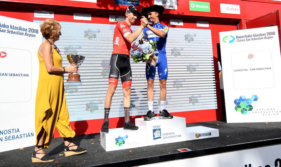 El pelotón ciclista ha animado las carreteras guipuzcoanas durante la Clásica de San Sebastián 2018
