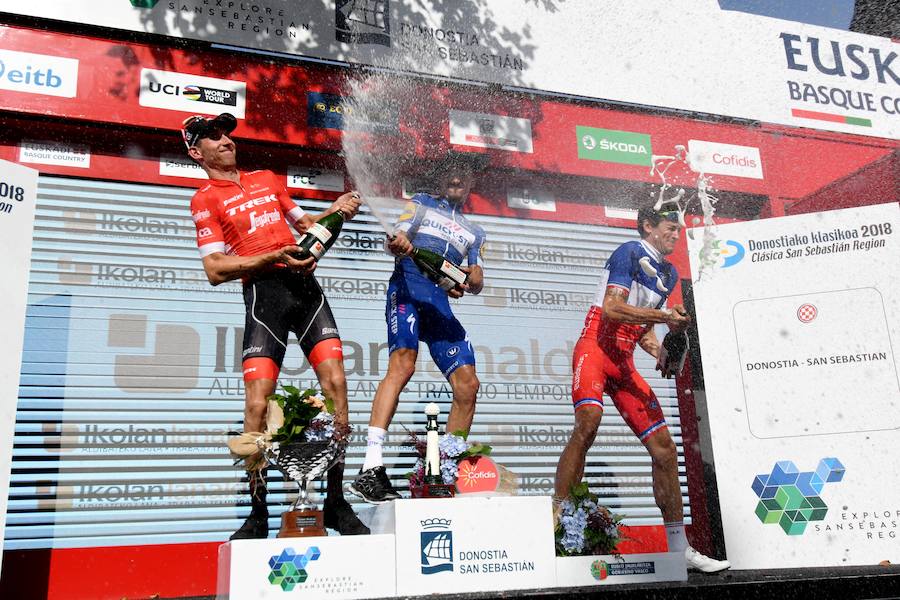 El pelotón ciclista ha animado las carreteras guipuzcoanas durante la Clásica de San Sebastián 2018