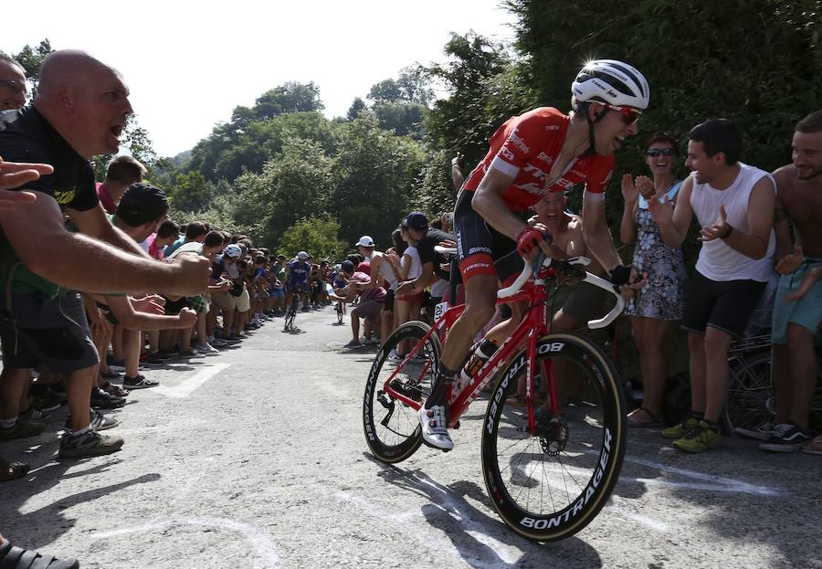 El pelotón ciclista ha animado las carreteras guipuzcoanas durante la Clásica de San Sebastián 2018