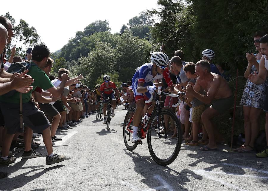 El pelotón ciclista ha animado las carreteras guipuzcoanas durante la Clásica de San Sebastián 2018