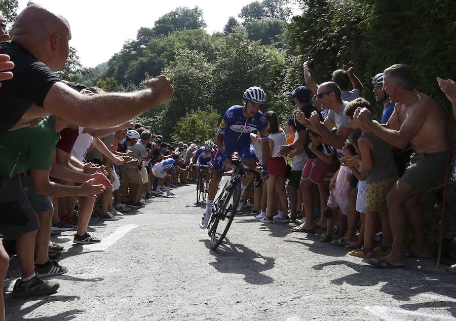 El pelotón ciclista ha animado las carreteras guipuzcoanas durante la Clásica de San Sebastián 2018