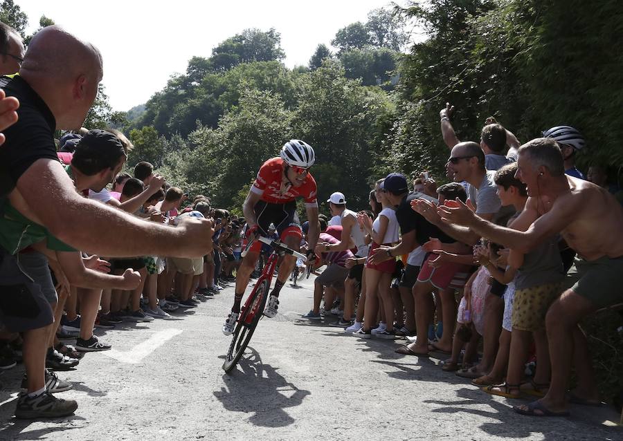 El pelotón ciclista ha animado las carreteras guipuzcoanas durante la Clásica de San Sebastián 2018