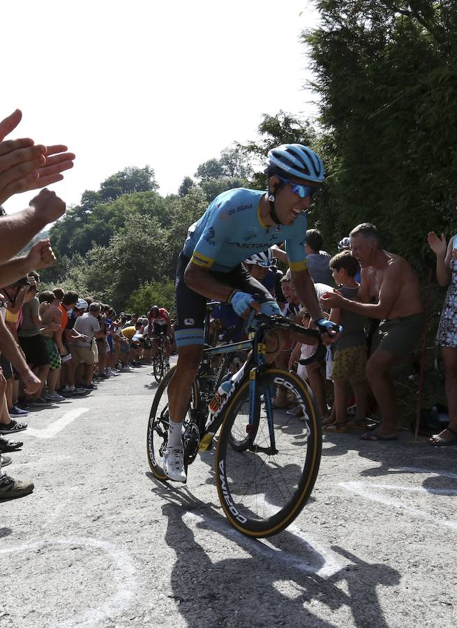 El pelotón ciclista ha animado las carreteras guipuzcoanas durante la Clásica de San Sebastián 2018