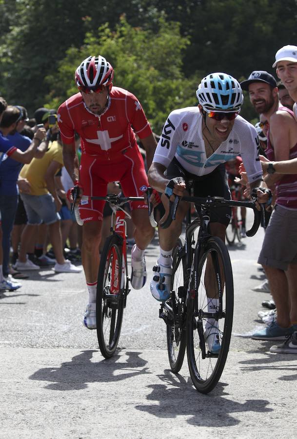 El pelotón ciclista ha animado las carreteras guipuzcoanas durante la Clásica de San Sebastián 2018