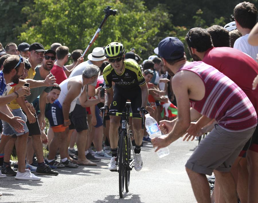El pelotón ciclista ha animado las carreteras guipuzcoanas durante la Clásica de San Sebastián 2018