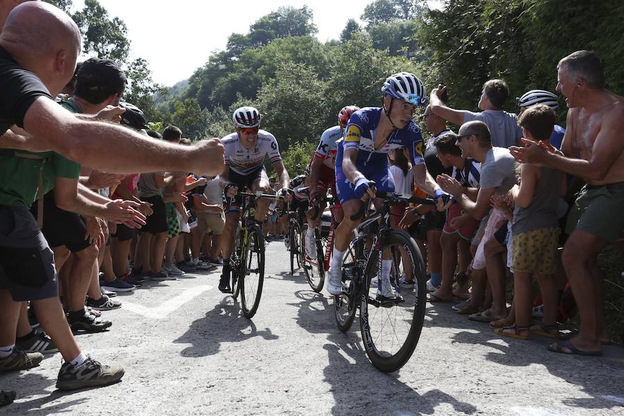 El pelotón ciclista ha animado las carreteras guipuzcoanas durante la Clásica de San Sebastián 2018