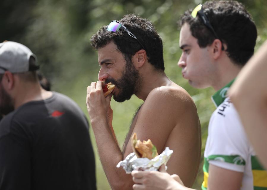 El pelotón ciclista ha animado las carreteras guipuzcoanas durante la Clásica de San Sebastián 2018