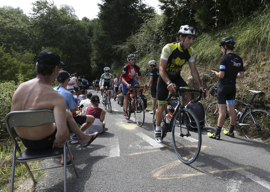 El pelotón ciclista ha animado las carreteras guipuzcoanas durante la Clásica de San Sebastián 2018
