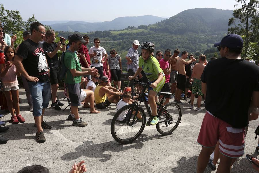 El pelotón ciclista ha animado las carreteras guipuzcoanas durante la Clásica de San Sebastián 2018