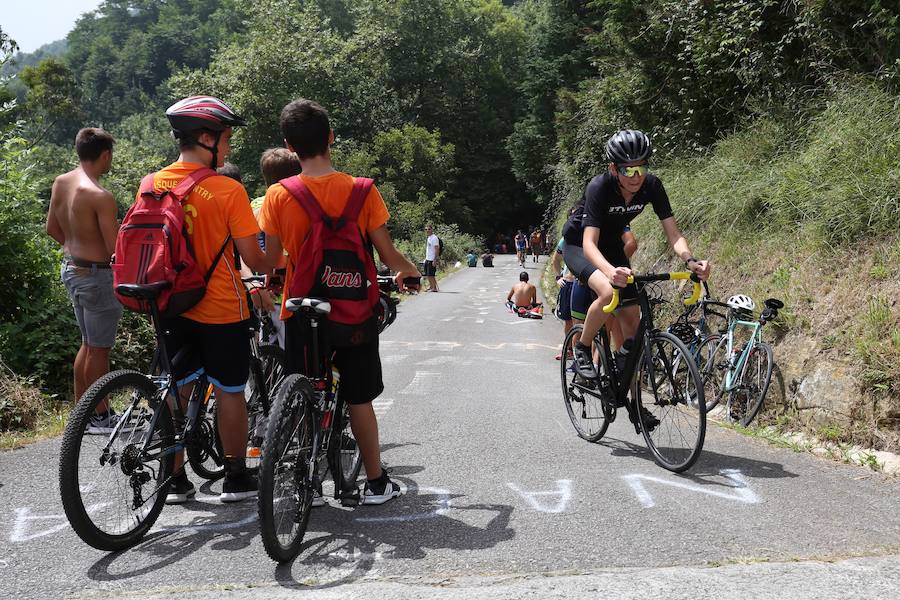 Un gran ambiente en la subida final de la clasica San Sebastián 2018, a los ciclistas no les faltará apoyo