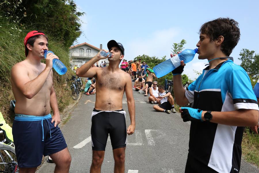 Un gran ambiente en la subida final de la clasica San Sebastián 2018, a los ciclistas no les faltará apoyo