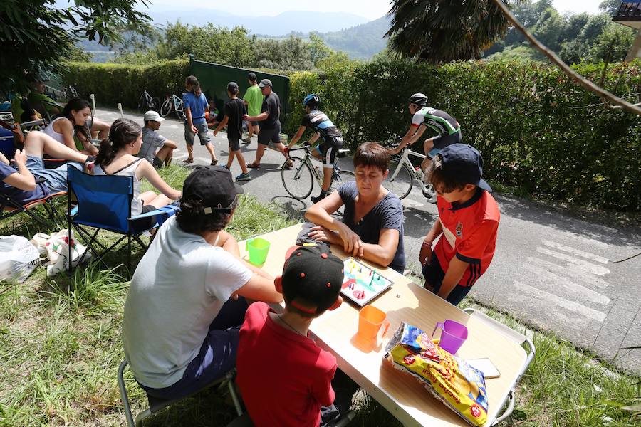 Un gran ambiente en la subida final de la clasica San Sebastián 2018, a los ciclistas no les faltará apoyo