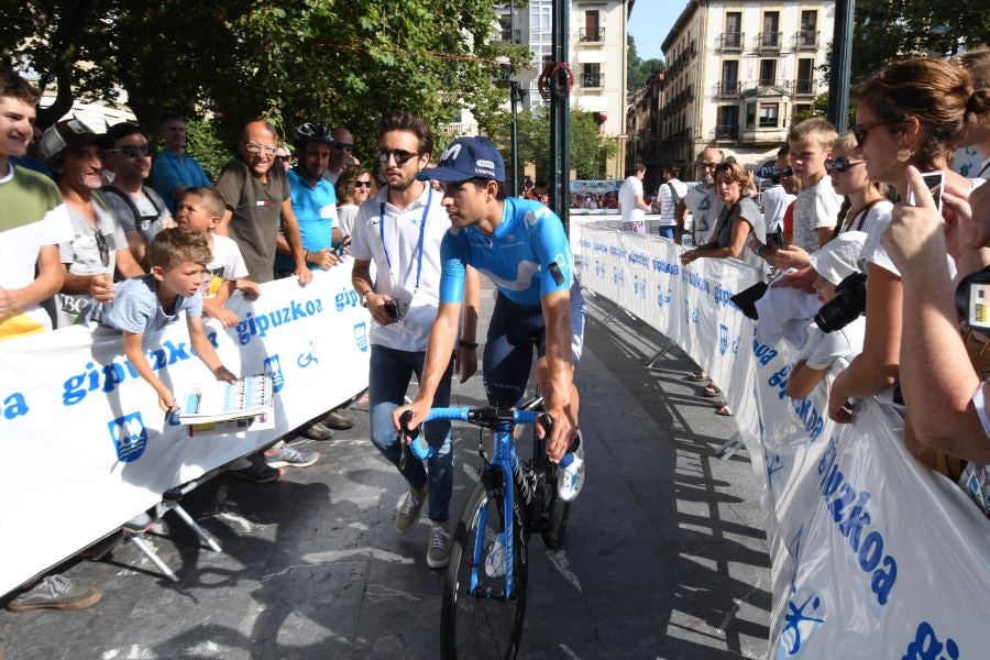 Gran ambiente en Alderdi Eder y el Bulevard donostiarra con cientos de aficionados viendo la presentación de los equipos participantes y la salida de la Clásica de San Sebastián