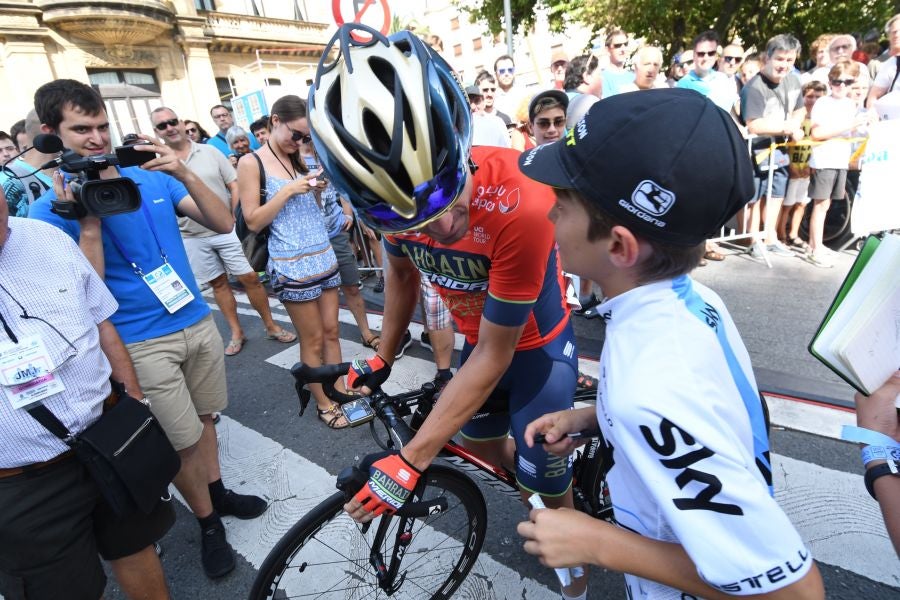 Gran ambiente en Alderdi Eder y el Bulevard donostiarra con cientos de aficionados viendo la presentación de los equipos participantes y la salida de la Clásica de San Sebastián