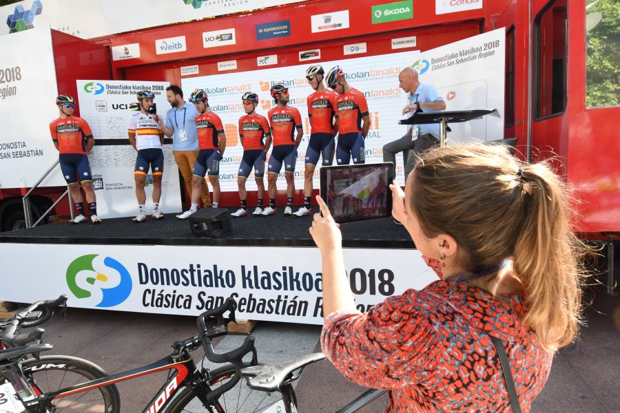 Gran ambiente en Alderdi Eder y el Bulevard donostiarra con cientos de aficionados viendo la presentación de los equipos participantes y la salida de la Clásica de San Sebastián