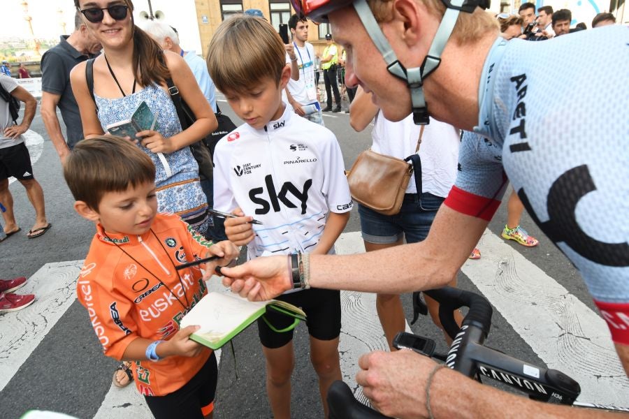 Gran ambiente en Alderdi Eder y el Bulevard donostiarra con cientos de aficionados viendo la presentación de los equipos participantes y la salida de la Clásica de San Sebastián