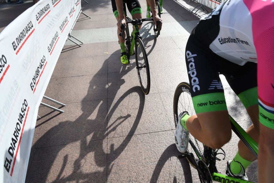 Gran ambiente en Alderdi Eder y el Bulevard donostiarra con cientos de aficionados viendo la presentación de los equipos participantes y la salida de la Clásica de San Sebastián