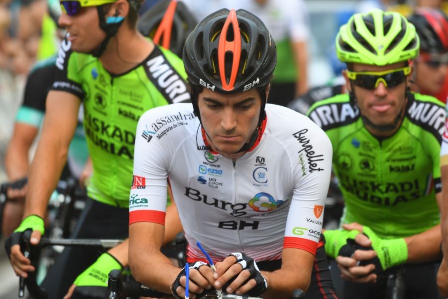 Gran ambiente en Alderdi Eder y el Bulevard donostiarra con cientos de aficionados viendo la presentación de los equipos participantes y la salida de la Clásica de San Sebastián